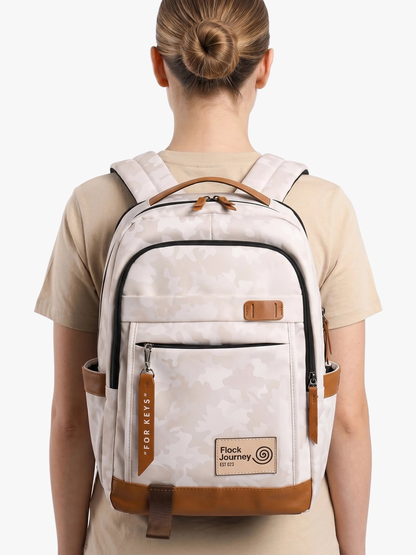 Morral Traveler Camo Beige Modelo Mujer