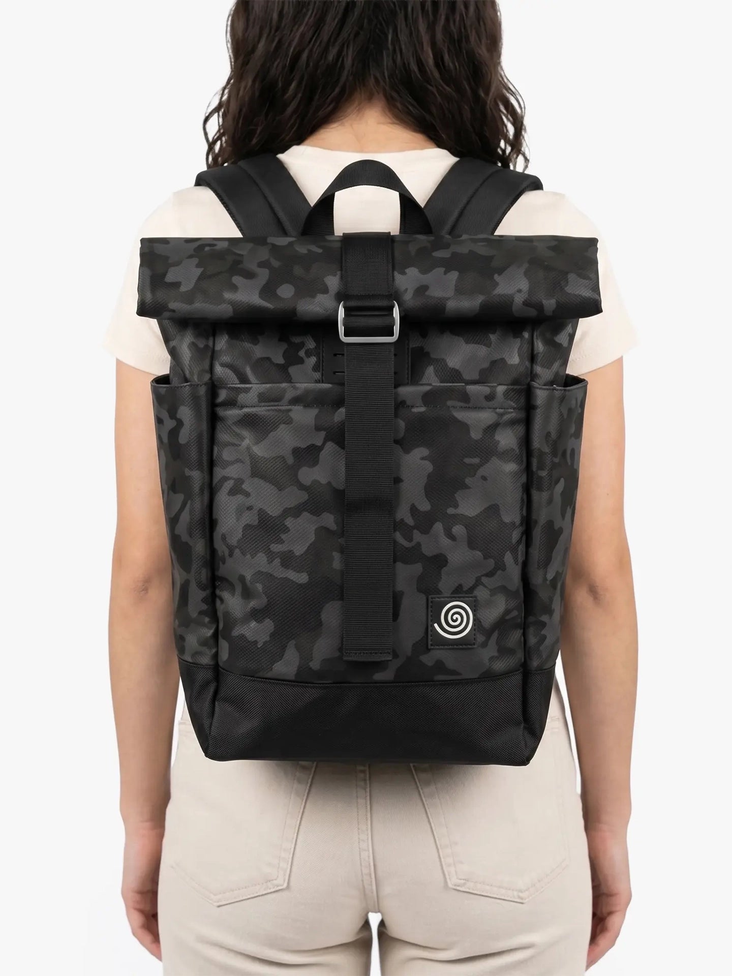 Rolltop Lokari Camo Negro Modelo Mujer