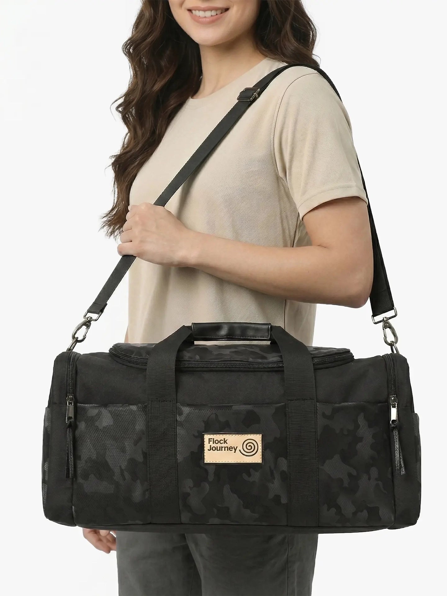 Viajera Venture Camo Negra Modelo Mujer